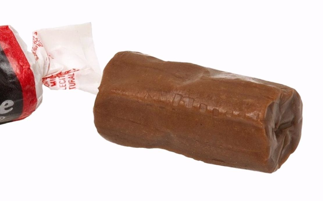 La fachada de la panadería en una esquina soleada