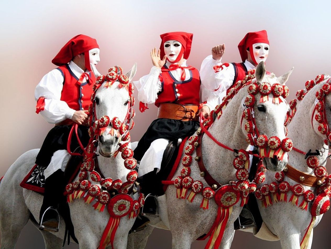 Sakin su, Antik Yunan heykelleri yansıtan göl