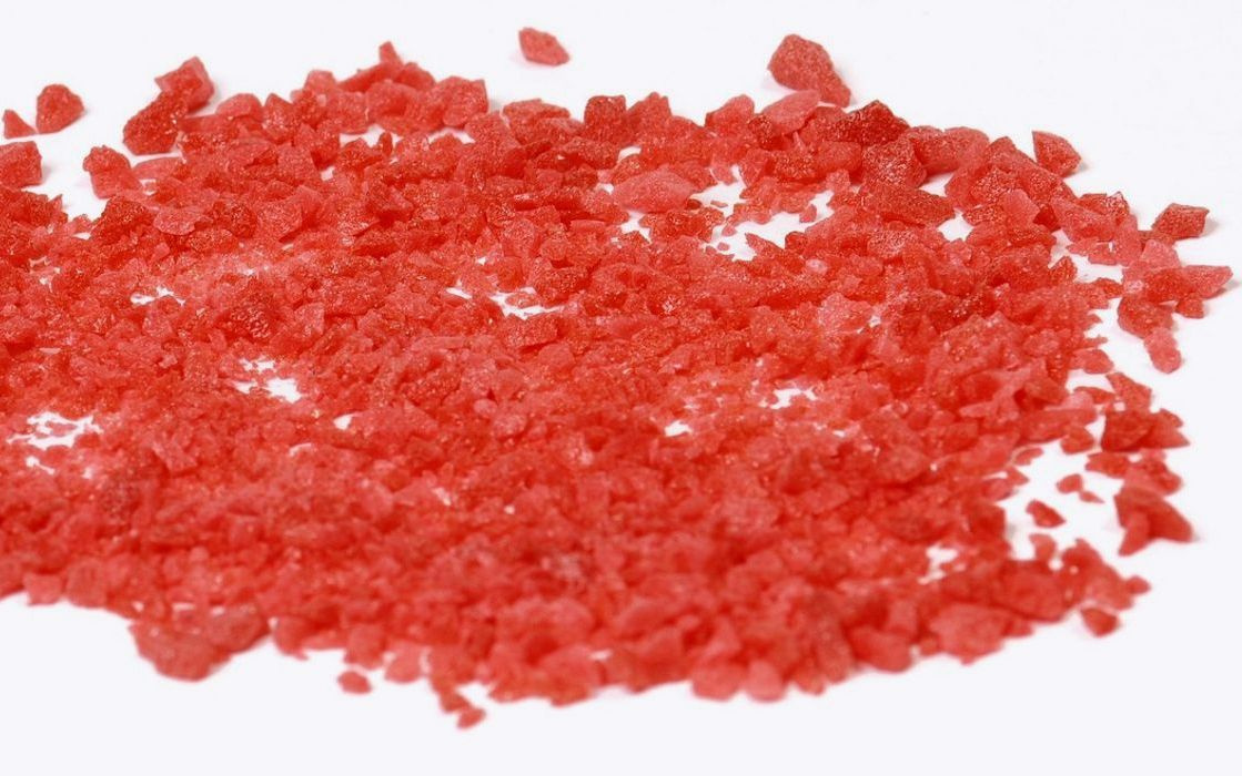 Una bolsa de caramelos artesanales con envoltura dorada